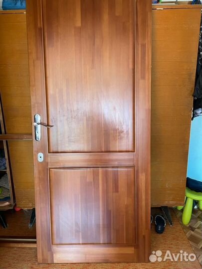 Продам входную дверь из массива дерева б/у