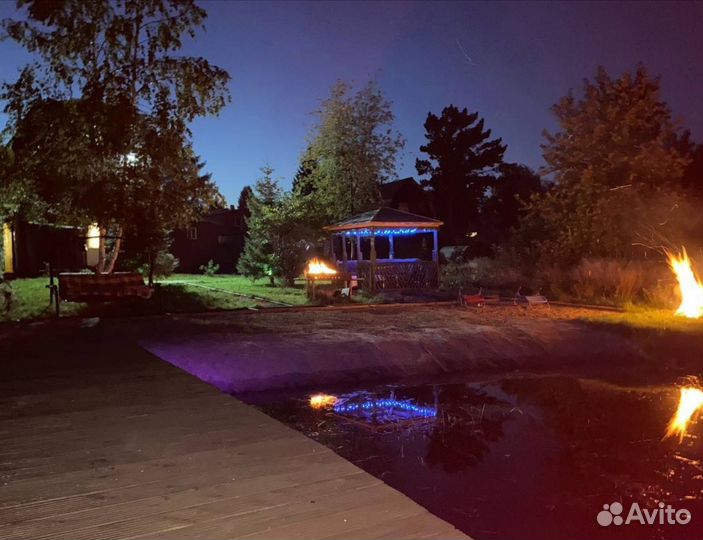 Беседка на берегу залива