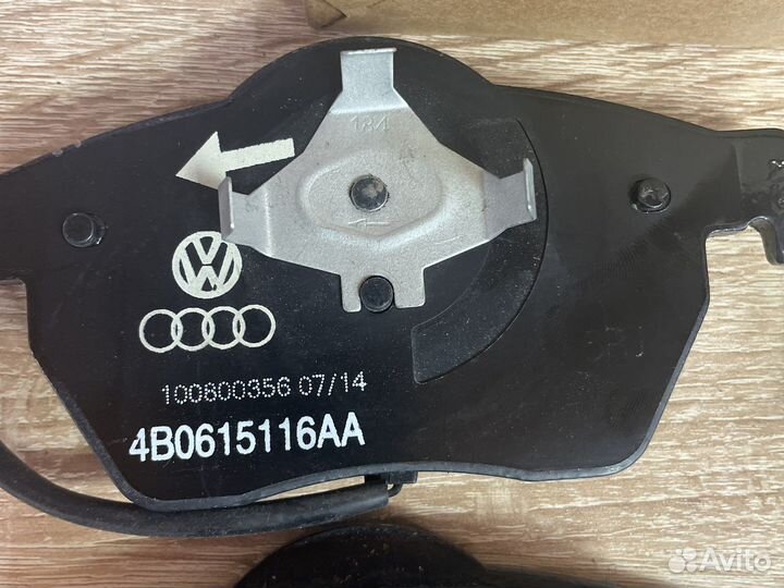 Передние тормозные колодки 4A0698151C