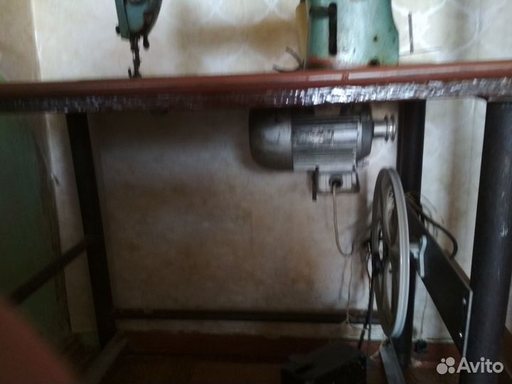 Швейная машина 22 класс со столом и мотором 220 V