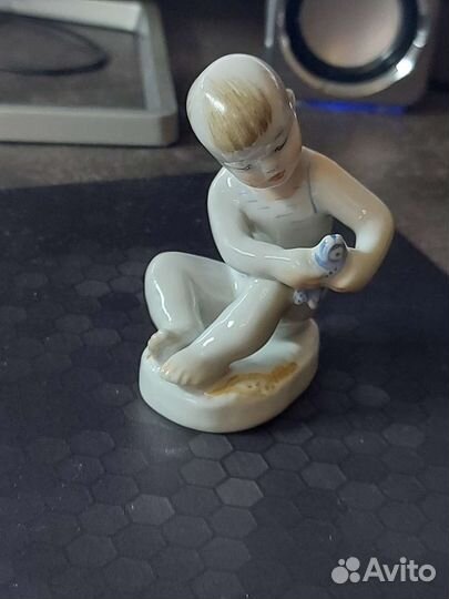 Статуэтка мальчик с рыбкой. лфз СССР
