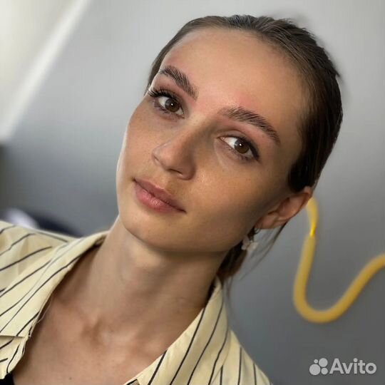 Модель на брови