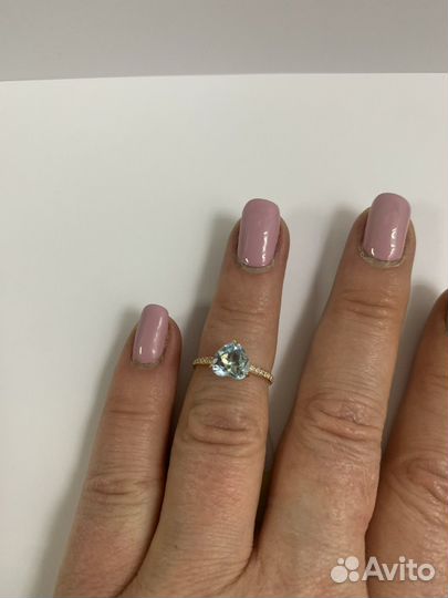Золотое кольцо с топазом и фианитами 15 размер