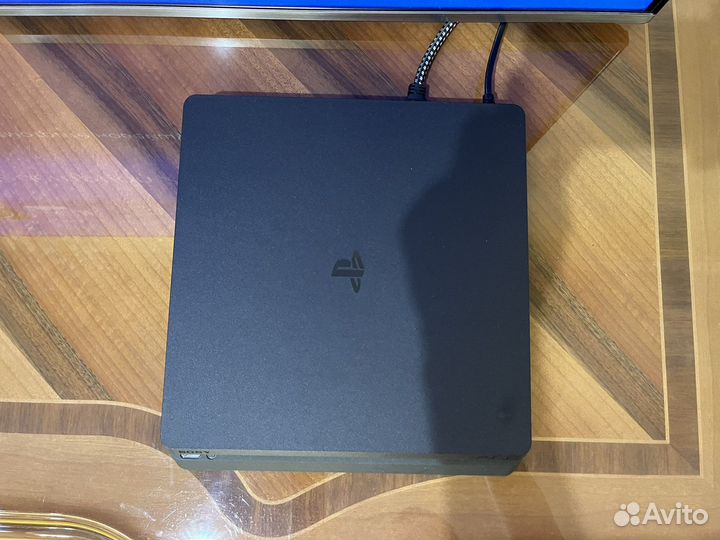 Sony PS4 slim 1tb + 2 джойстика + много игр
