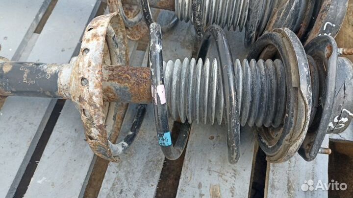 Стойка передняя Subaru Impreza GG