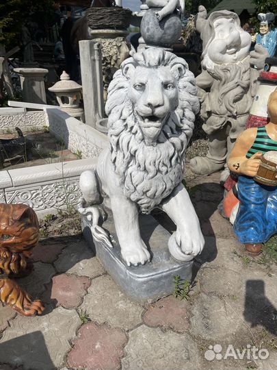 Лев с шаром (левый, правый)