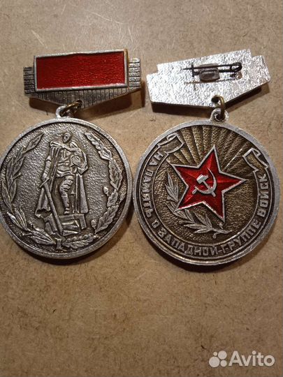 Значки времён СССР с военной символикой