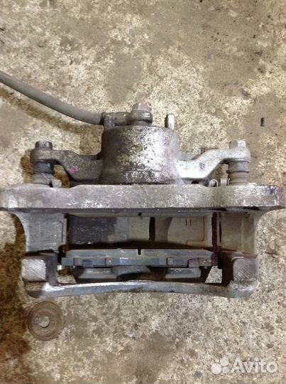 Mitsubishi Pajero Sport 2 суппорт передний правый