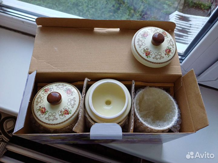 Набор керамических банок на деревянной подставке