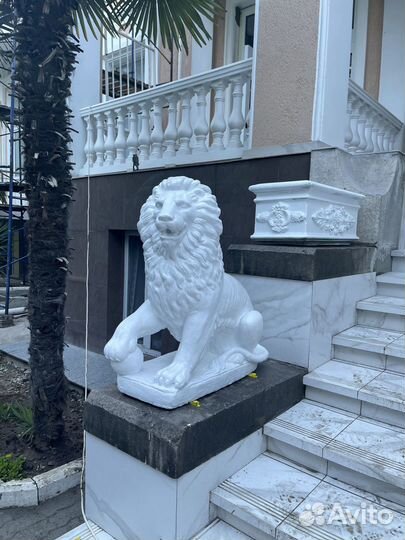 Лев с шаром