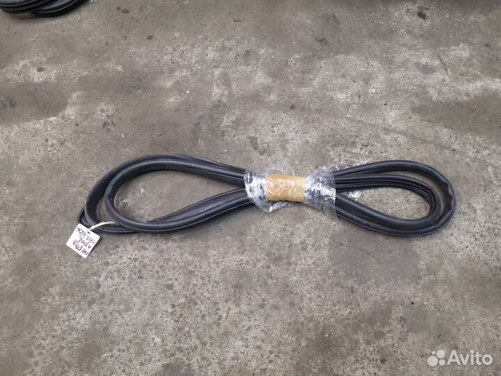 Уплотнитель дверного проема передний правый Mazda