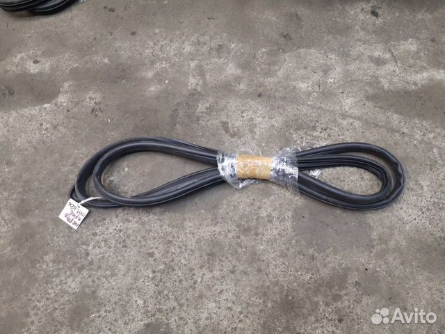 Уплотнитель дверного проема передний правый Mazda