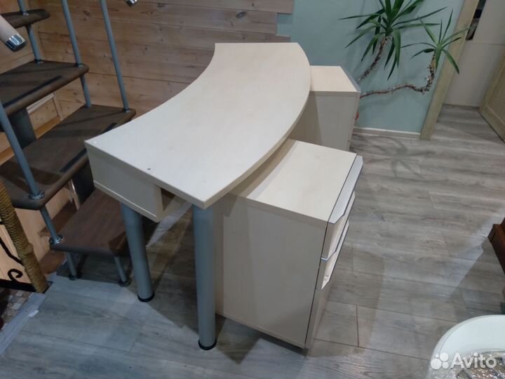 Маникюрный стол с тумбами