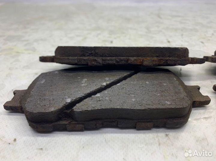 Тормозные колодки переднее Toyota Sienna 3.3 2005