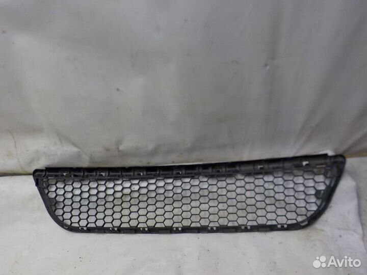 Решетка бампера renault logan передняя