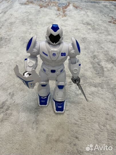 Робот, радиоуправляемый со звуком и светом