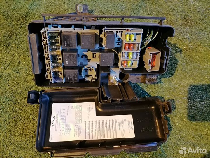 Блок предохранителей 30728132 Volvo V70 XC70 SW SZ