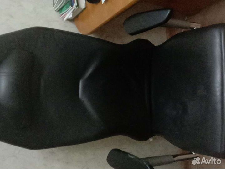 Офисное кожаное кресло