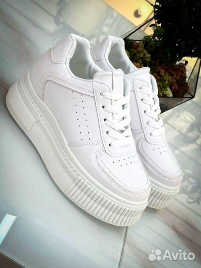 Женские кроссовки