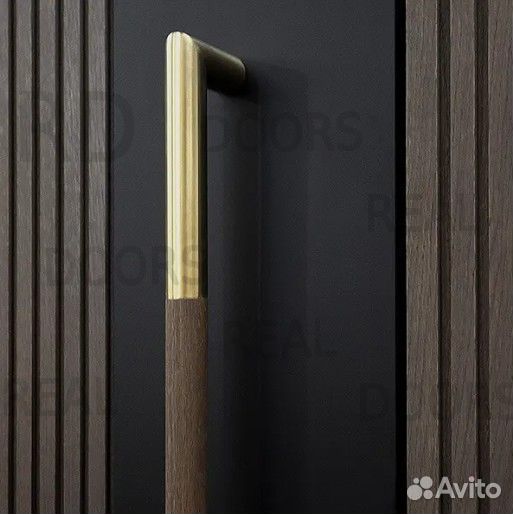 Дизайнерская входная дверь с боковой вставкой