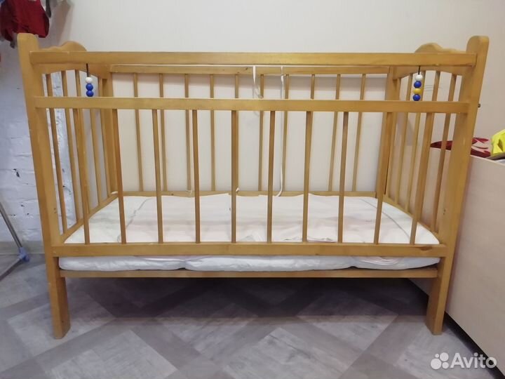 Детская кроватка с матрасом