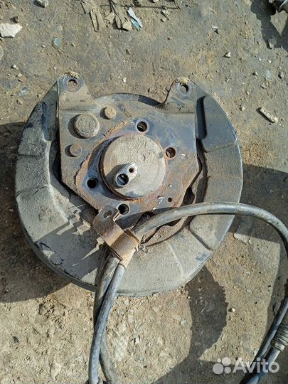 Кулак задний левый Mitsubishi Lancer