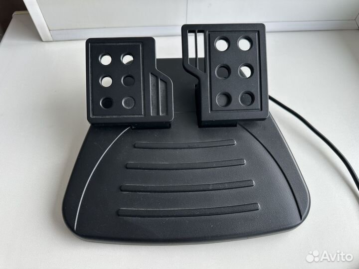 Игровой руль с педалями Genius TwinWheel F1