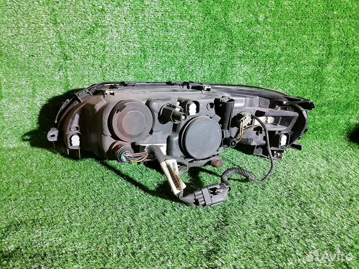 Фара правая 30648215 Volvo V70 SW