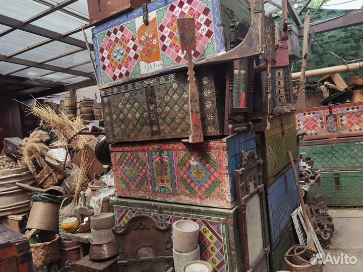 Старый сундук из массива дерева расписной кованый