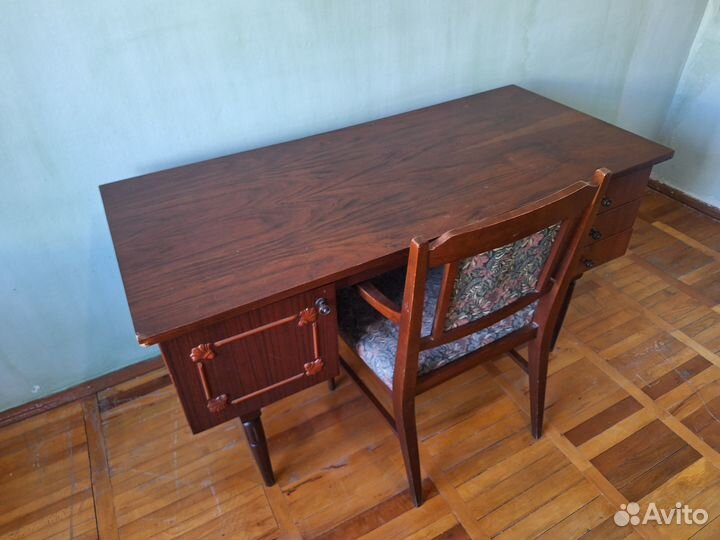 Стол письменный и стул