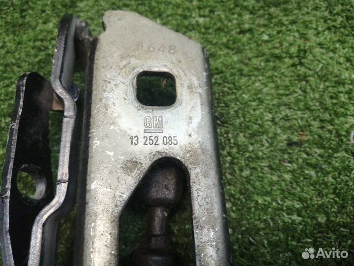 Петля крышки багажника левая Opel Vectra C