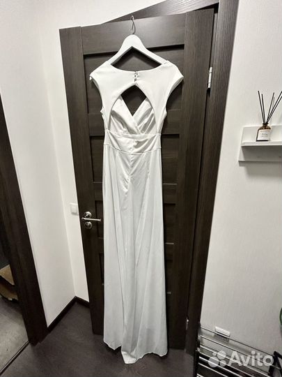 Платье белое со шлейфом, открытая спина