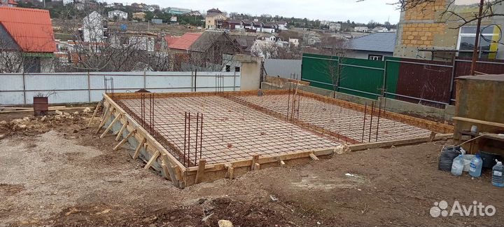 Прораб с бригадой