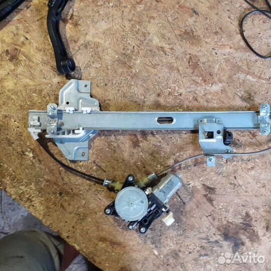 Мотор стеклоподъемника задний левый KIA carnival