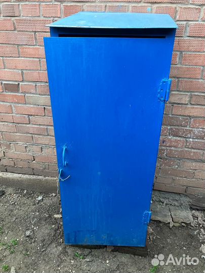 Металлический шкаф для хранения газового баллона