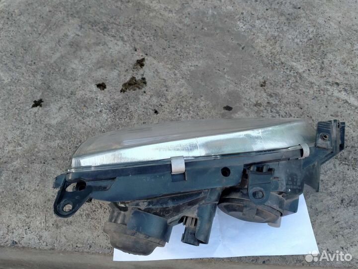 Фара toyota avensis 1