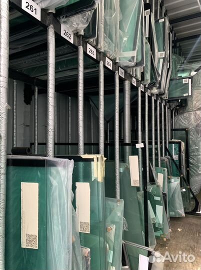 Стекло правое возле стрелы JCB JS 220