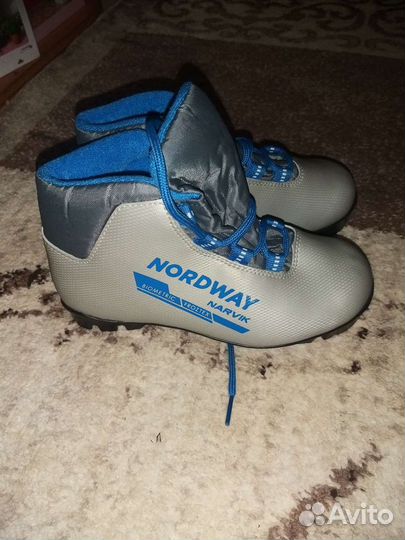 Лыжные ботинки р32.(новые)