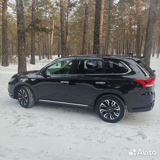 Mitsubishi Outlander 2.0 AT, 2015, 140 300 км
