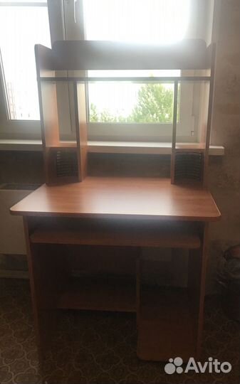 Продам компьютерный стол в отличном состоянии