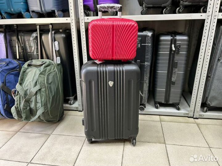 Чемодан зеленый