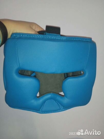 Боксёрские перчатки и шлем для бокса