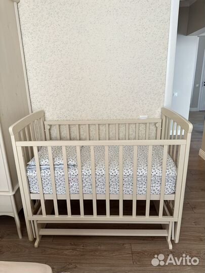 Детская кроватка с маятником