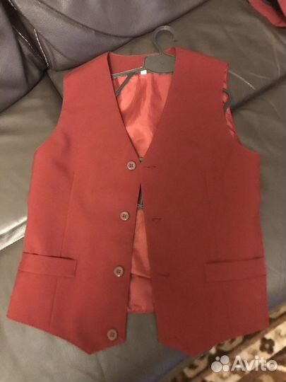 Продам бордовый пиджак и жилетку на мальчика