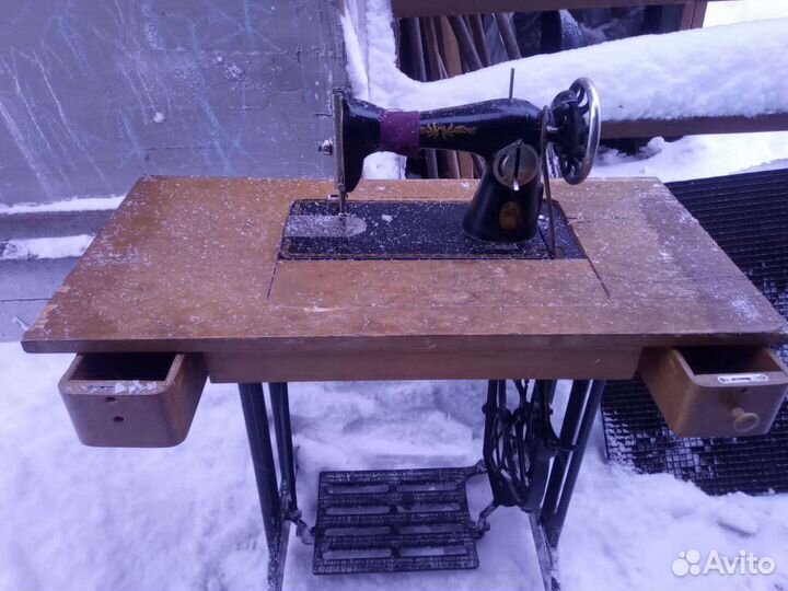 Швейная машинка со станиной