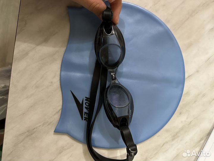 Очки и шапочка для плавания