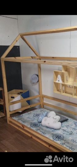 Детская кроватка домик из массива дерева