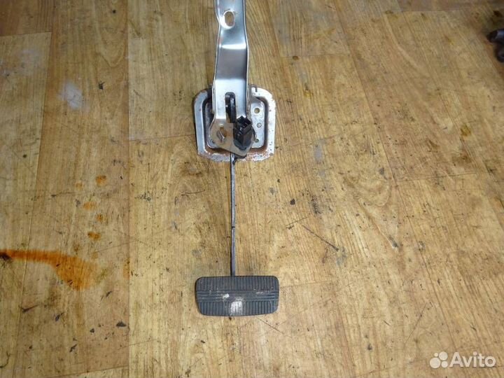 Педаль тормоза Nissan Sunny B15 1998-2005