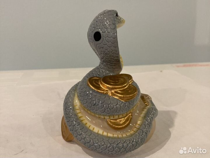 Фигурка Змея с монетами