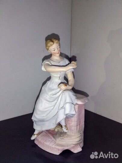 Фарфоровая Статуэтка